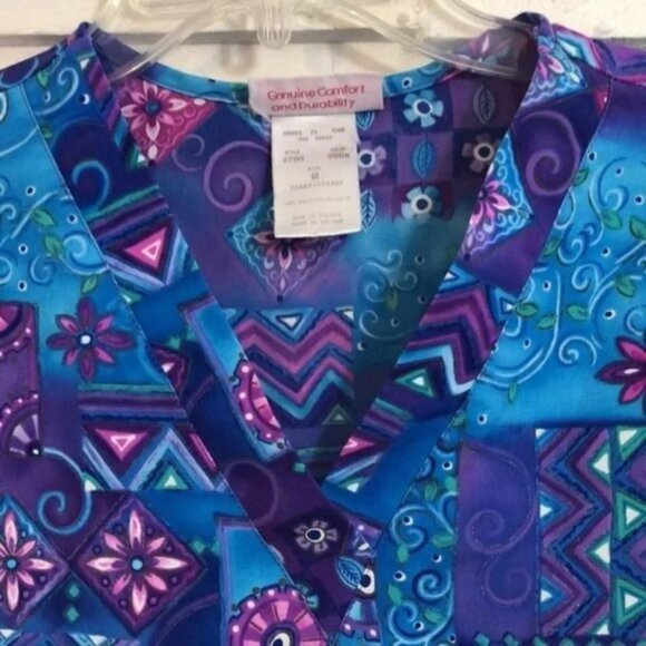 Vintage Printed Scrub Top V-Neck Short Sleeves Purple & Teal Pattern With Pocket - Picture 9 of 10